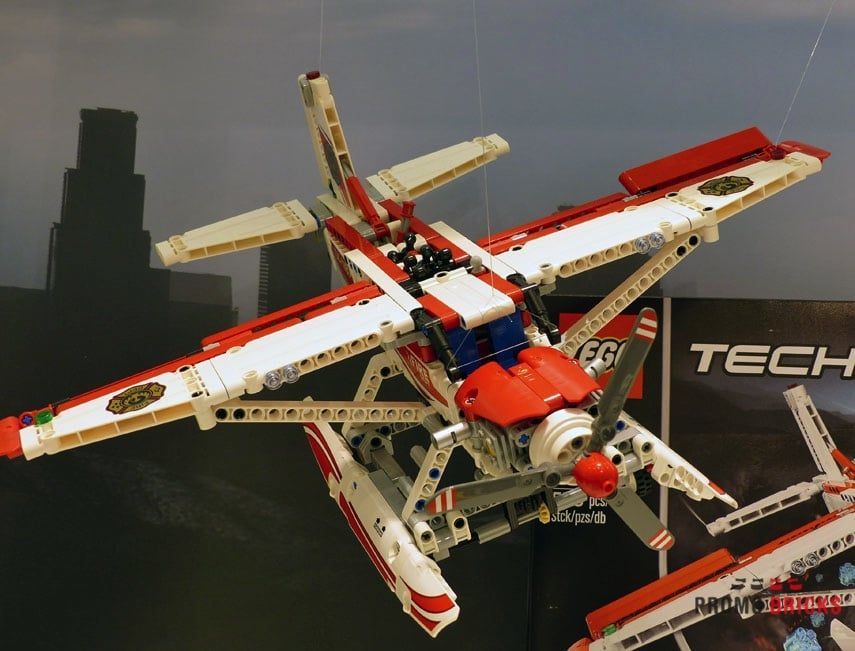 lego-technic-fireplane-42040-2_c.jpg