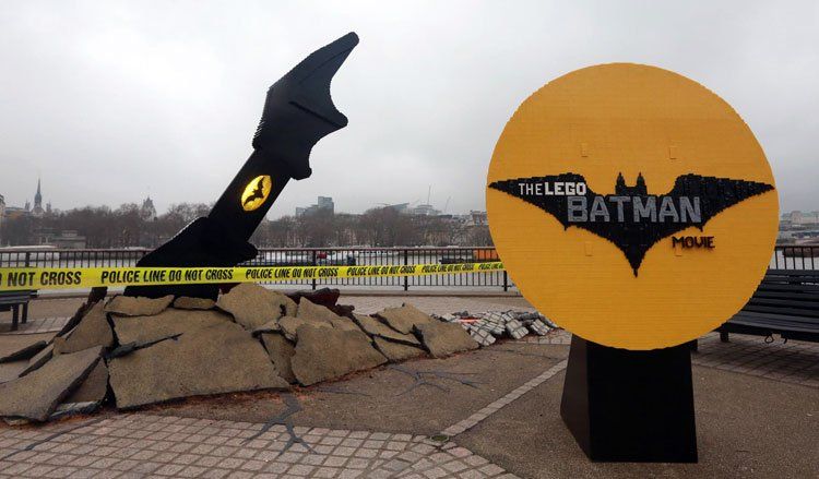 LEGO Batman Movie: Mega-Batarang in London aufgestellt