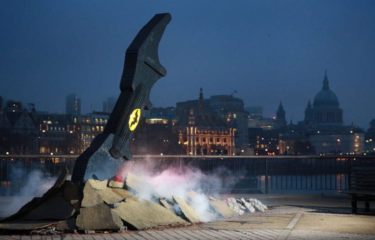 LEGO Batman Movie: Mega-Batarang in London aufgestellt