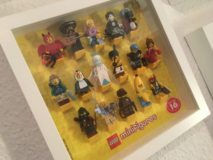 Zusammengebaut: LEGO Minifiguren Rahmen für Sammelserie 17