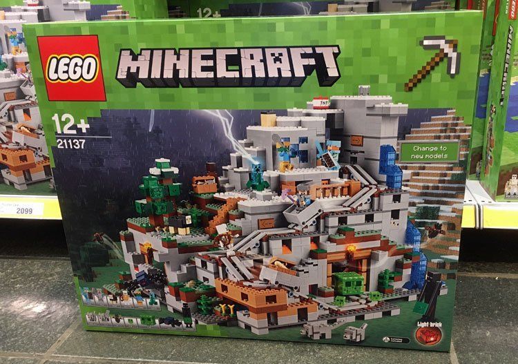 LEGO Minecraft The Mountain Cave (21137) bereits erhältlich