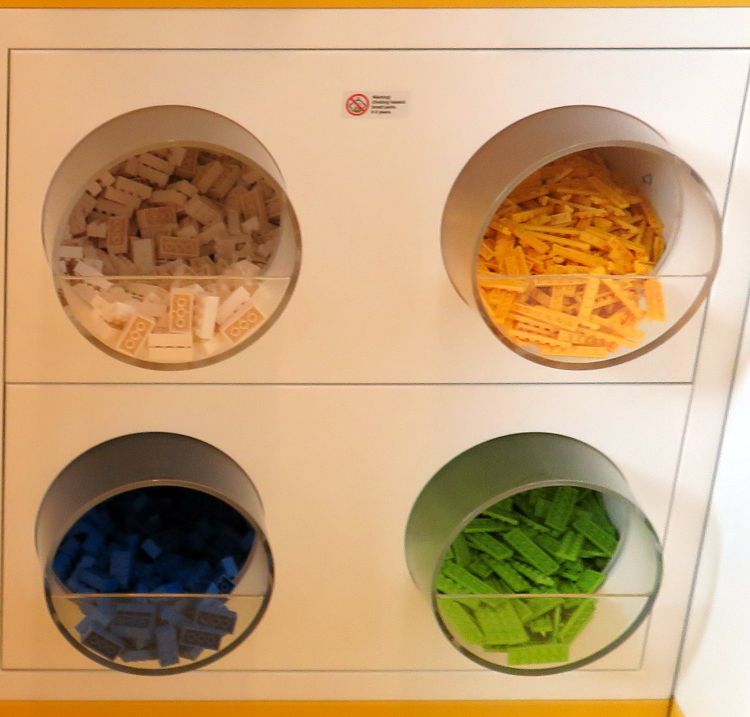 LEGO House Store: Pick-A-Brick Station mit 108 verschiedenen Bausteinen
