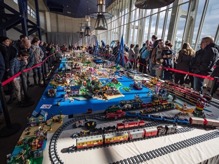 Floating Bricks 2018: Sonderfigur zur LEGO Ausstellung sucht einen Namen
