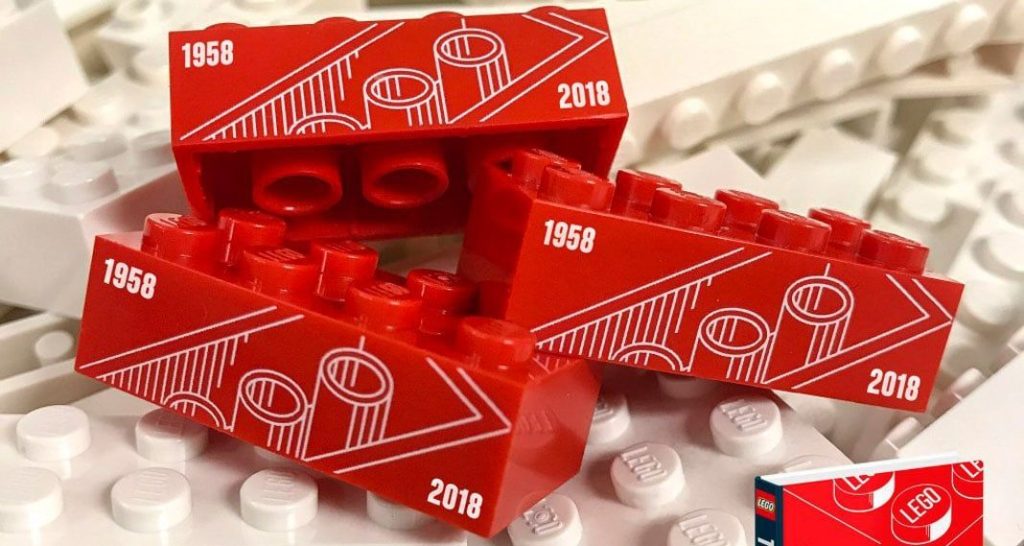 Das LEGO Buch Jubiläumsausgabe mit exklusivem 2x4 Stein: So sieht er aus