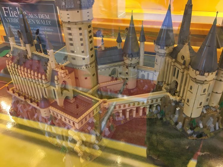 LEGO Harry Potter Hogwarts Schloss im LEGO Store Hamburg ausgestellt