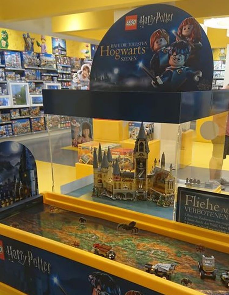 LEGO Harry Potter Hogwarts Schloss im LEGO Store Hamburg ausgestellt