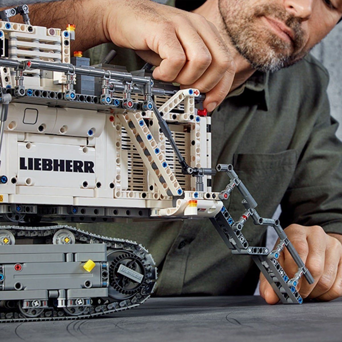 lego-technic-liebherr-42100-0010.jpg