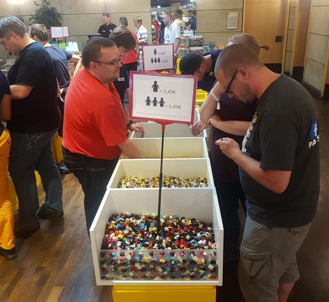 Bricking Bavaria 2019: LEGO Store Nürnberg mit vielen Steinen vor Ort