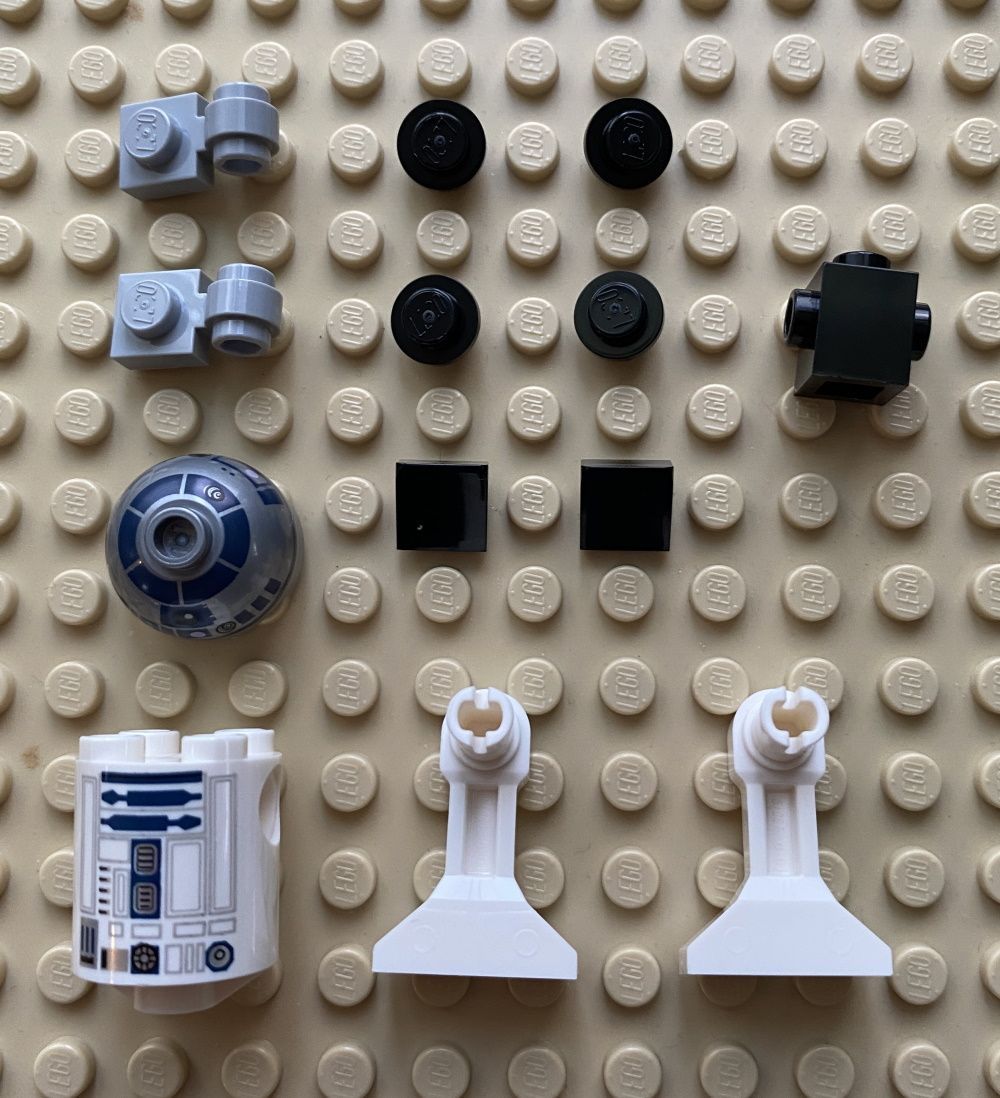 Einzelteile MSE-6 und R2-D2 (Foto: PROMOBRICKS)
