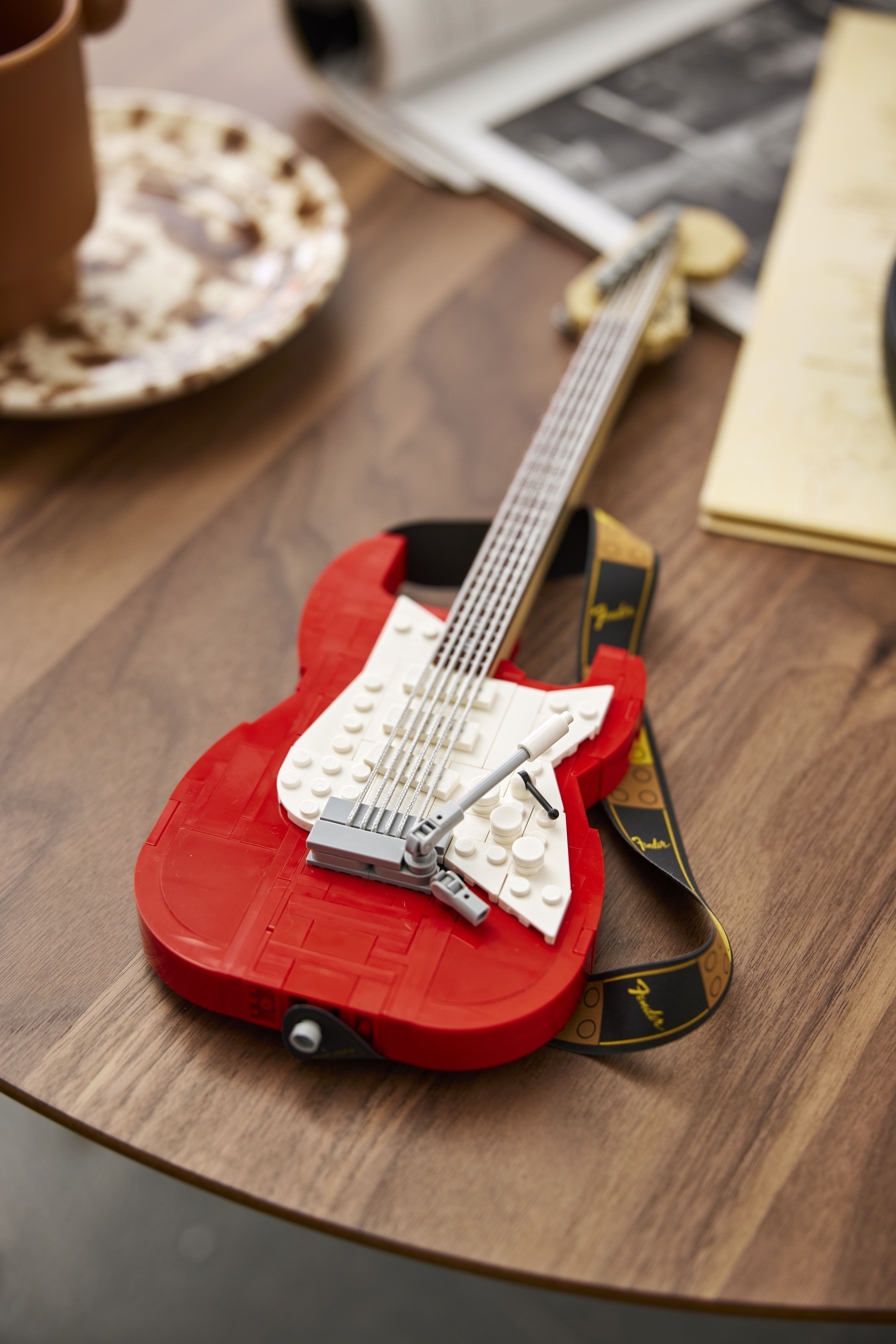 LEGO 21329 Fender Stratocaster offiziell vorgestellt: Ideas Gitarre in rot und schwarz baubar!