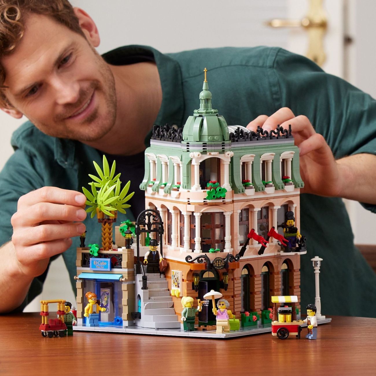 LEGO 10297 Boutique Hotel: Neues Modular 2022 offiziell vorgestellt
