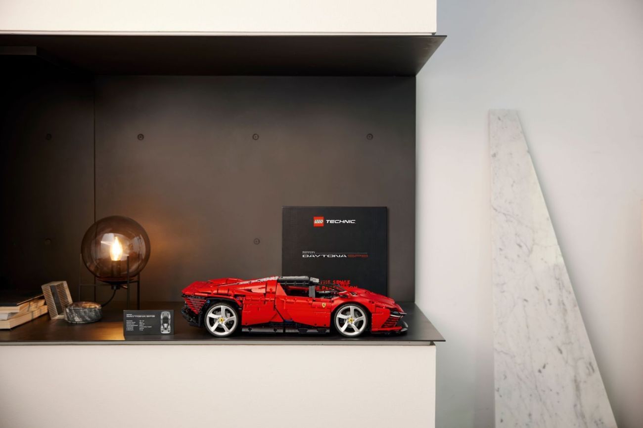 Limitiertes Buch zum LEGO Ferrari Daytona: The Sense of Perfection erscheint im Juni