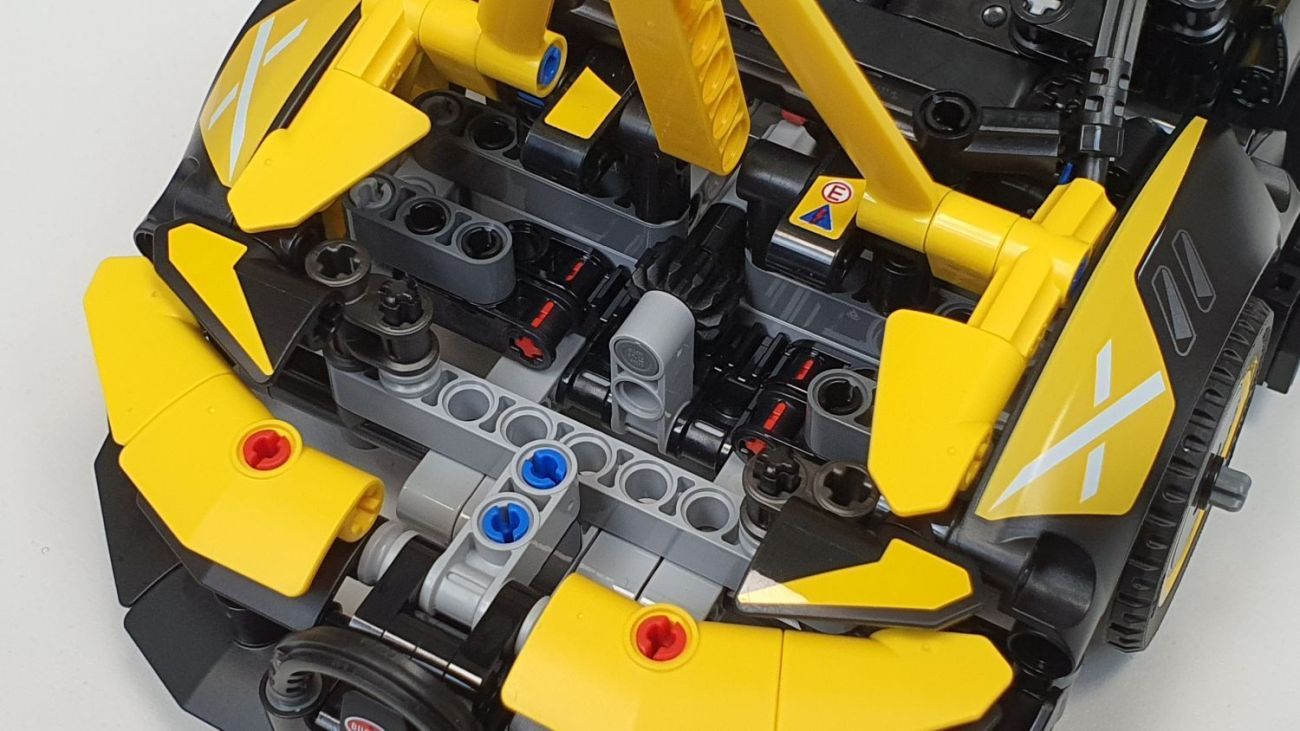 LEGO-Technic-42151-Bugatti-Bolide-16.jpg