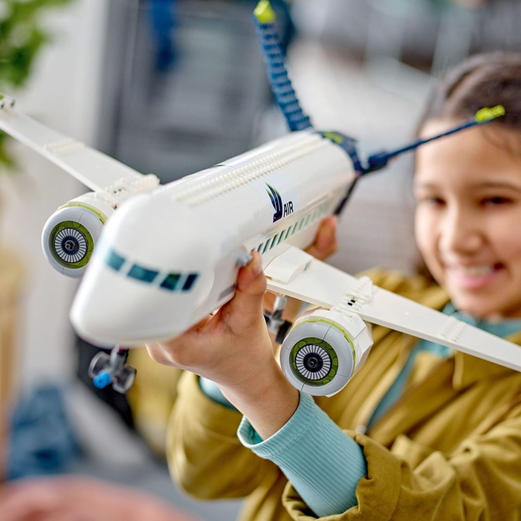 Weitere LEGO City 2023 Neuheiten angekündigt: LEGO 2K Drive Sets & Passagierflugzeug