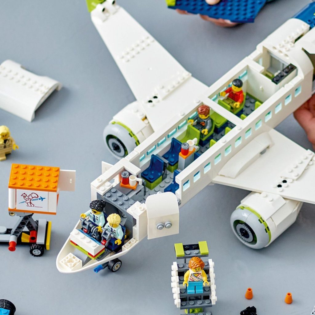 Weitere LEGO City 2023 Neuheiten angekündigt: LEGO 2K Drive Sets & Passagierflugzeug
