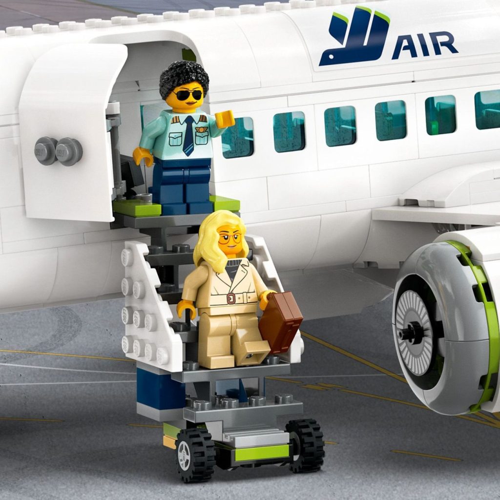Weitere LEGO City 2023 Neuheiten angekündigt: LEGO 2K Drive Sets & Passagierflugzeug