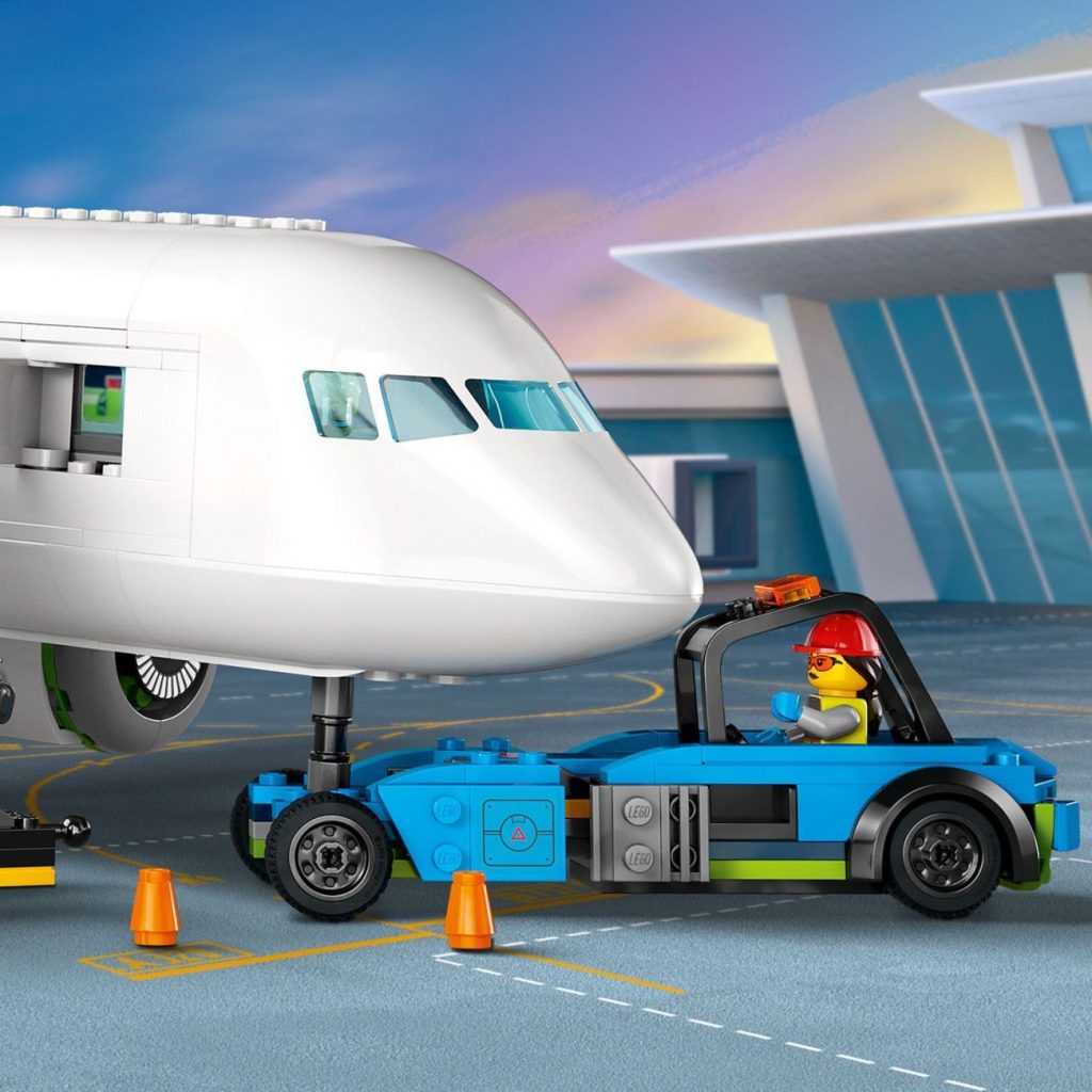Weitere LEGO City 2023 Neuheiten angekündigt: LEGO 2K Drive Sets & Passagierflugzeug