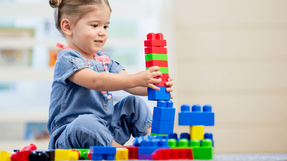 Mit Lego die Feinmotorik von Kleinkindern fördern