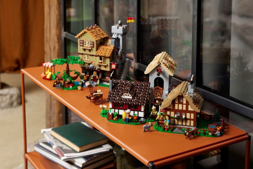 LEGO Icons 10332 Medieval Town Square offiziell vorgestellt - Alle Bilder und Infos zum Set!