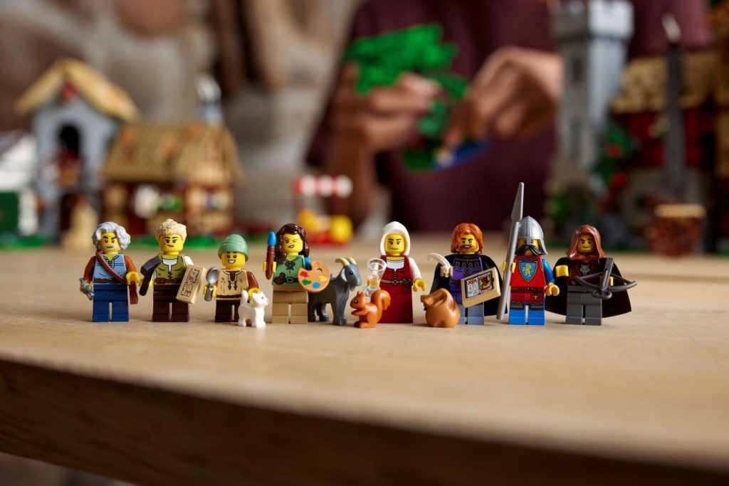 LEGO Icons 10332 Medieval Town Square offiziell vorgestellt - Alle Bilder und Infos zum Set!