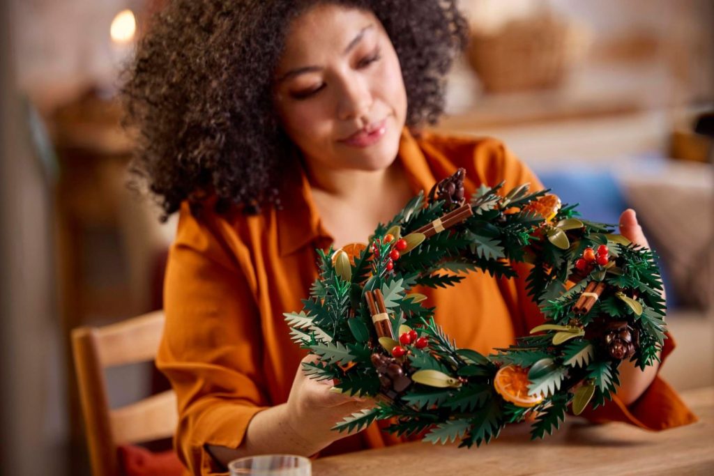 LEGO Icons 10370 Weihnachtsstern & 10340 Dekokranz offiziell vorgestellt!