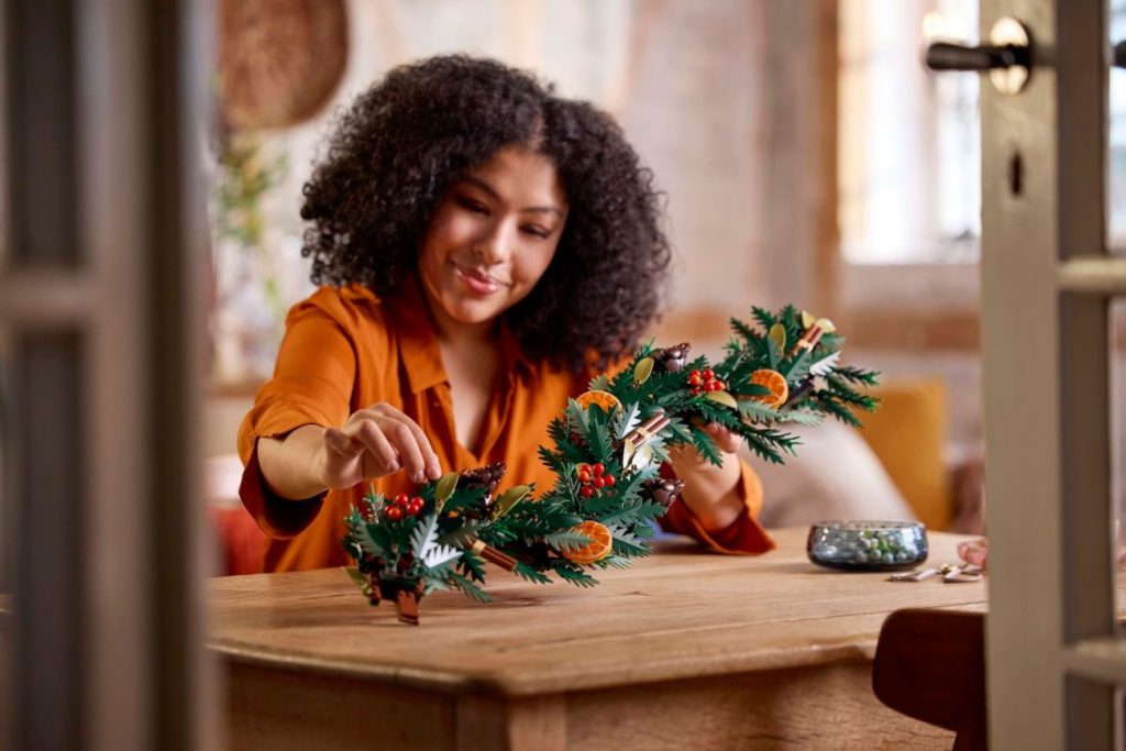 LEGO Icons 10370 Weihnachtsstern & 10340 Dekokranz offiziell vorgestellt!