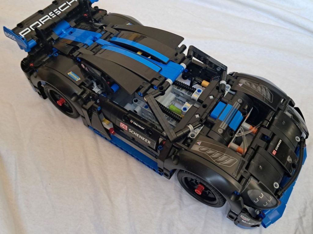 Der fertige LEGO Technic 42176 Porsche GT4 e-Performance Rennwagen
