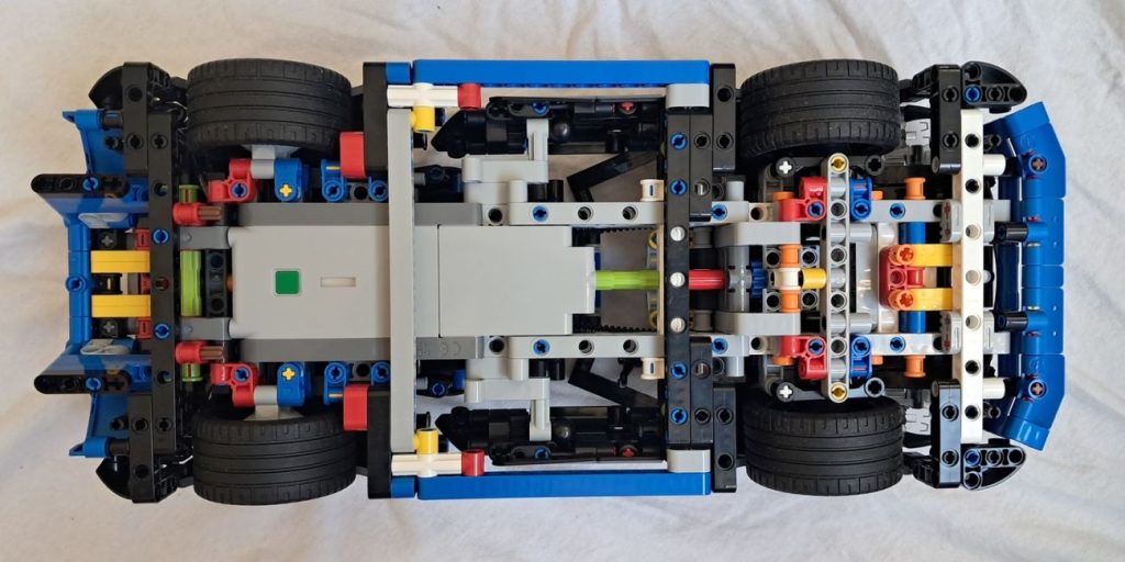 LEGO Technic 42176 Porsche GT4 e-Performance Rennwagen von unten