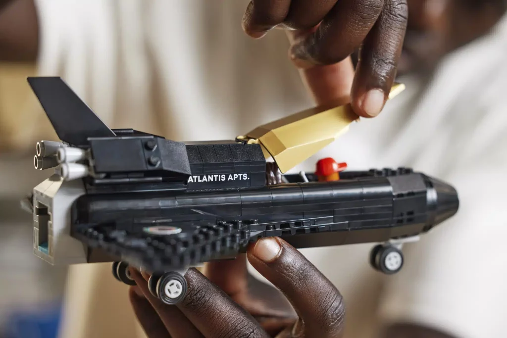 LEGO 10391 Pharrell Williams: Over the Moon - Set zum Film Piece by Piece offiziell vorgestellt
