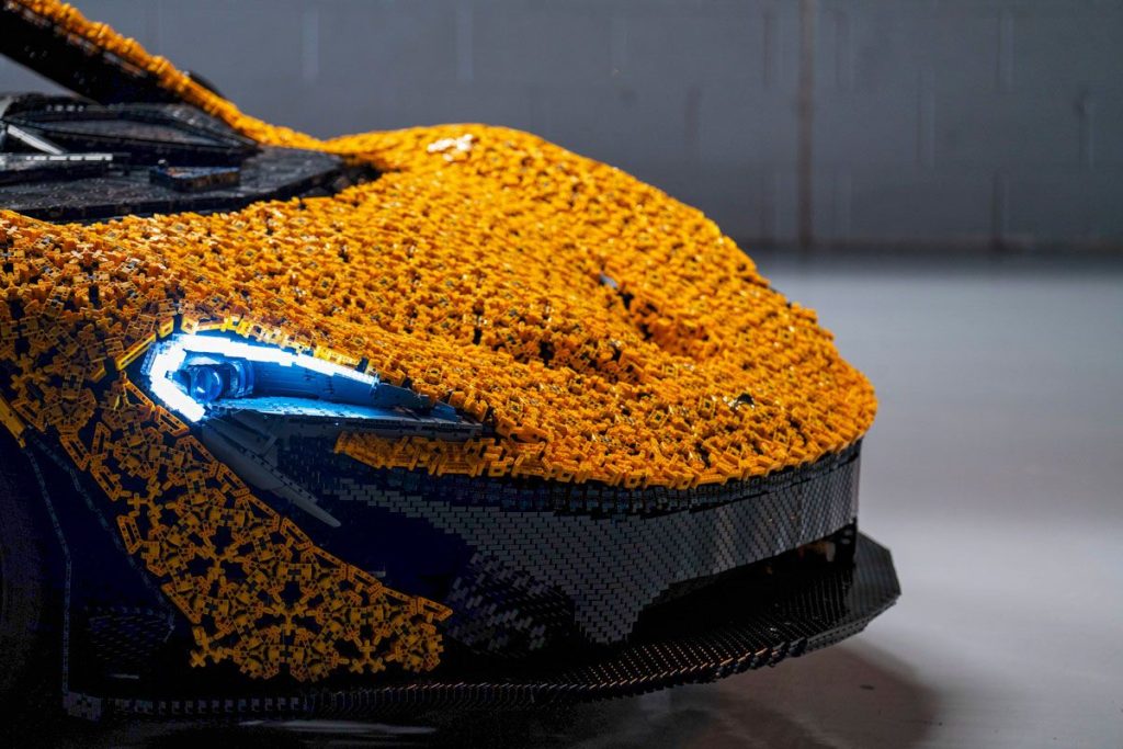 LEGO Technic McLaren P1 auf der Rennstrecke