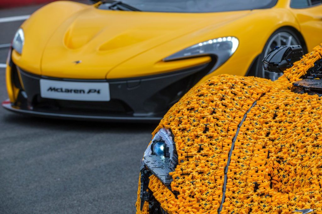 LEGO Technic McLaren P1 auf der Rennstrecke