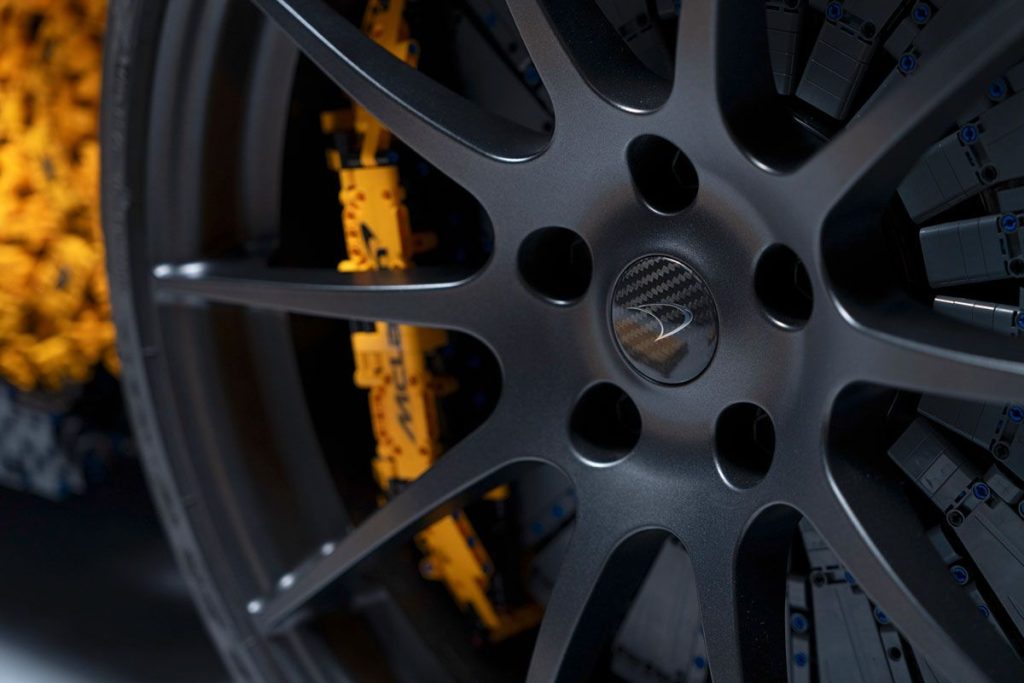 LEGO Technic McLaren P1 auf der Rennstrecke