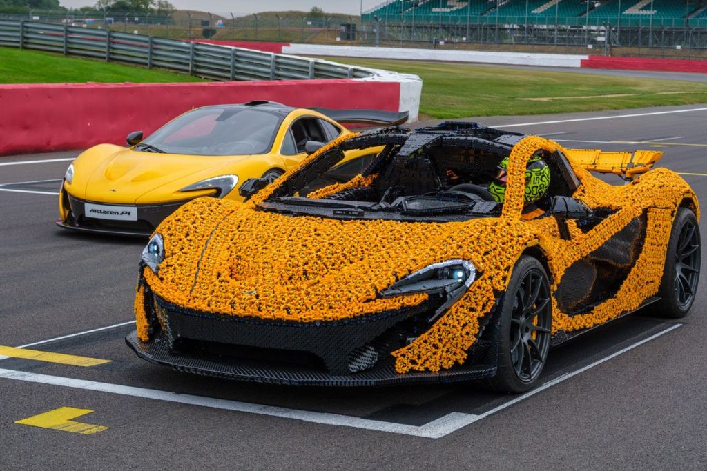 LEGO Technic McLaren P1 auf der Rennstrecke