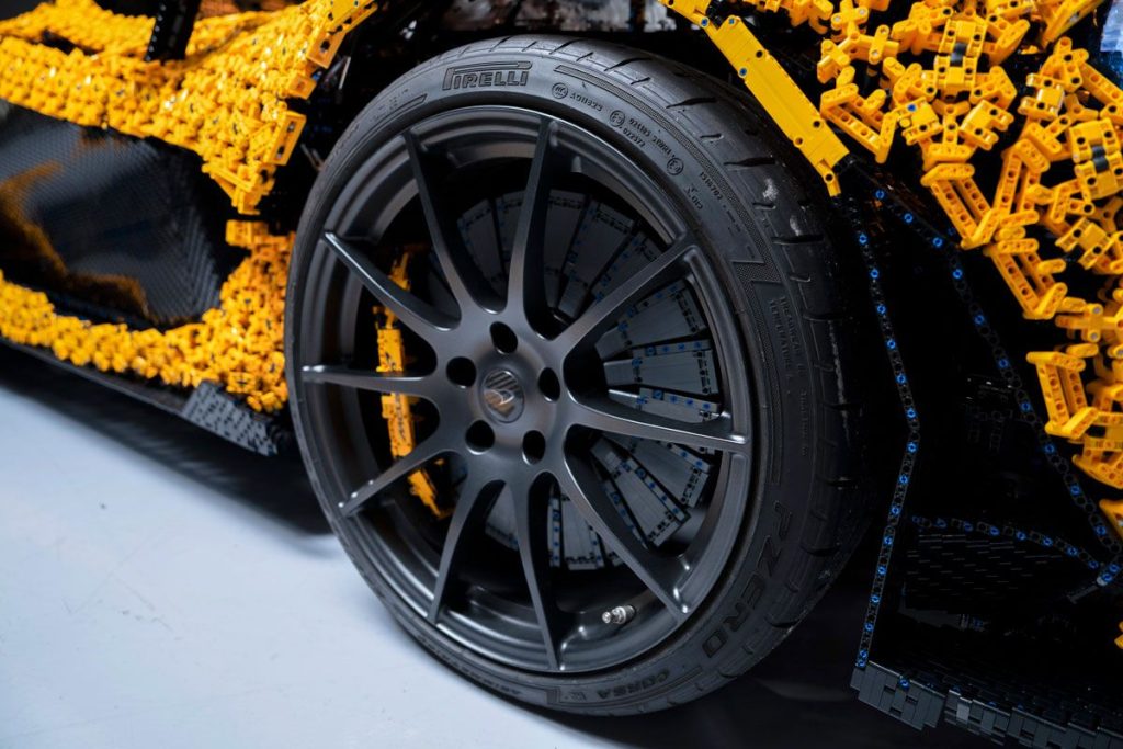 LEGO Technic McLaren P1 auf der Rennstrecke