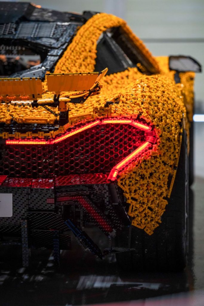 LEGO Technic McLaren P1 auf der Rennstrecke