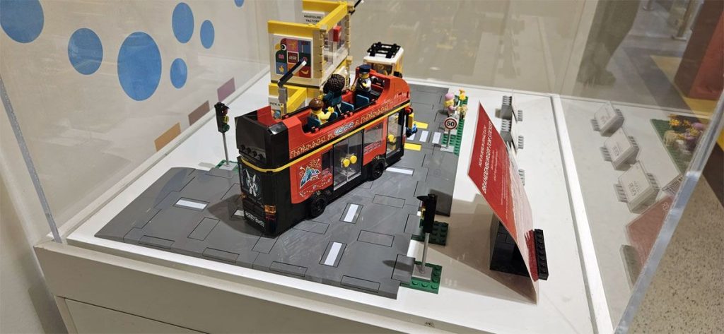 LEGO Store Berlin: Brandenburger Tor Sticker für LEGO Bus