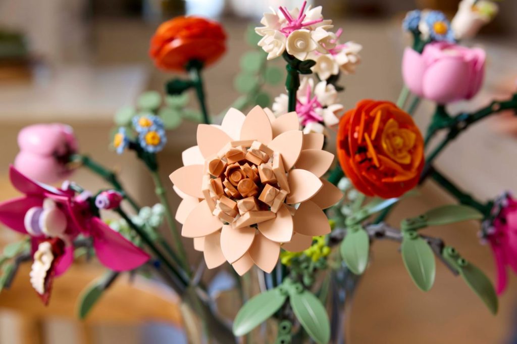 LEGO Botanicals Neuheiten für 2025 vorgestellt: Glücks-Bambus, Mini-Orchidee und Rosafarbener Blumenstrauß