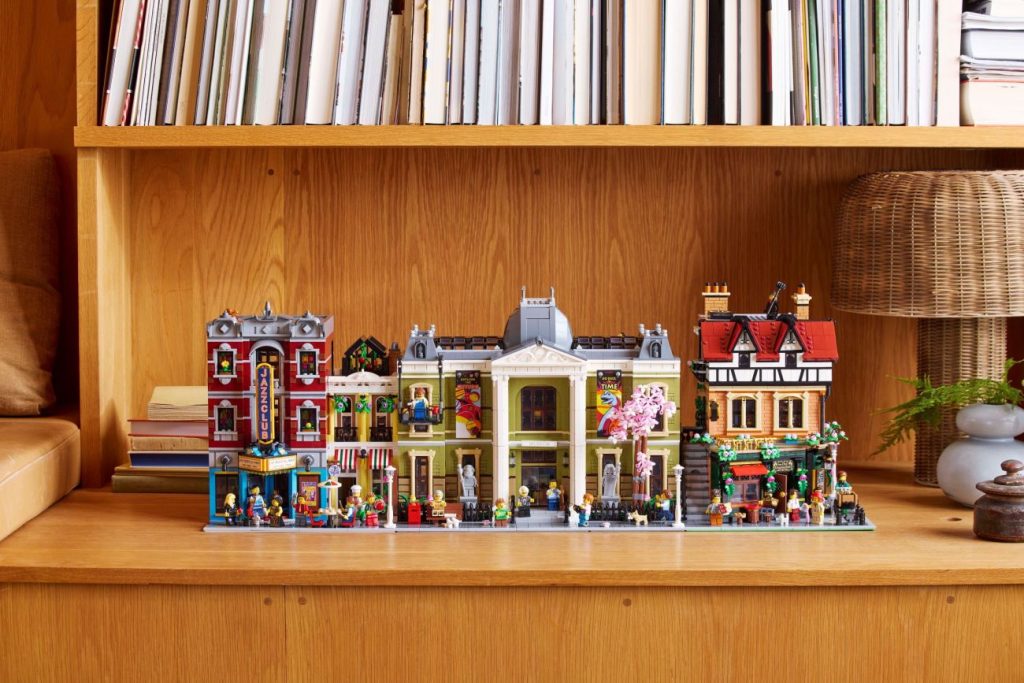 LEGO Icons 10350 Eckhaus im Tudorstil: Neues Modular Building vorgestellt!