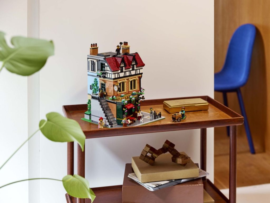 LEGO Icons 10350 Eckhaus im Tudorstil: Neues Modular Building vorgestellt!