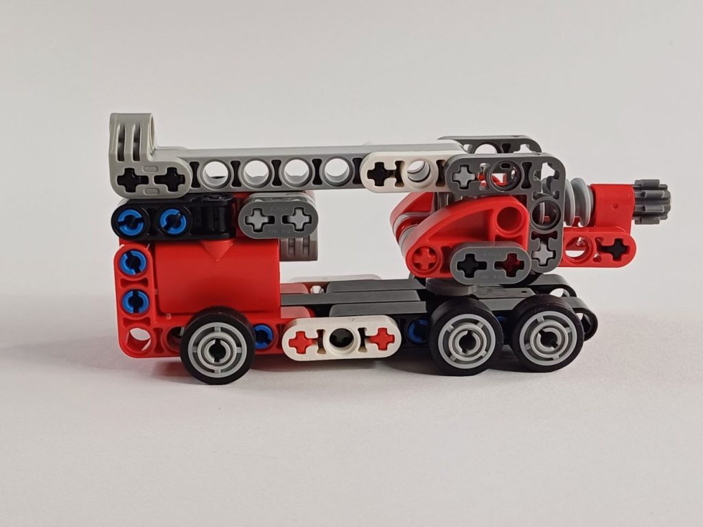 LEGO Technic Magazin 4 mit Feuerwehr-Truck und Vorschau