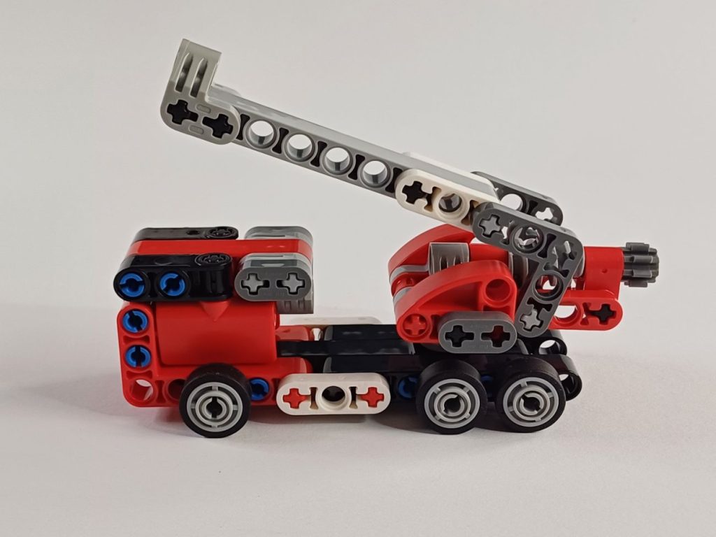 LEGO Technic Magazin 4 mit Feuerwehr-Truck und Vorschau