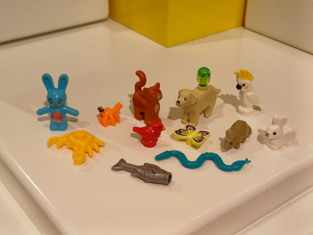 LEGO Build a Minifigure April 2025: Piratenfan, Osterhase und Kakadu