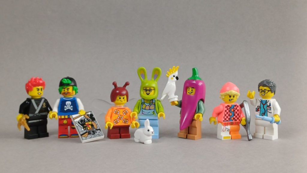 LEGO Build a Minifigure April 2025: Piratenfan, Osterhase und Kakadu
