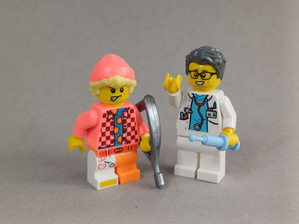 LEGO Build a Minifigure April 2025: Piratenfan, Osterhase und Kakadu