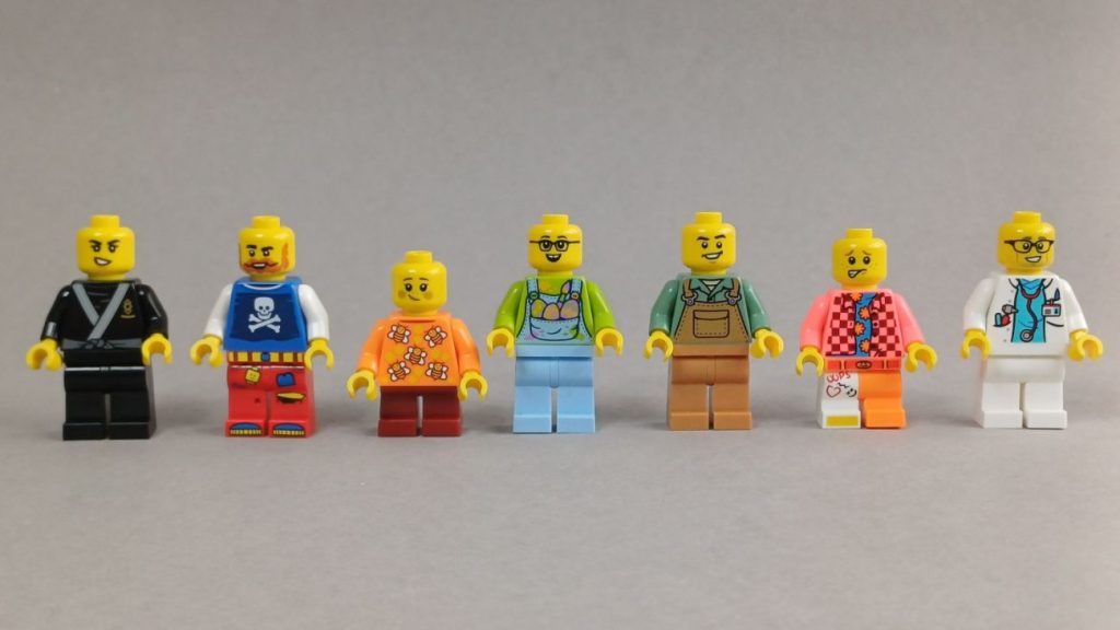 LEGO Build a Minifigure April 2025: Piratenfan, Osterhase und Kakadu