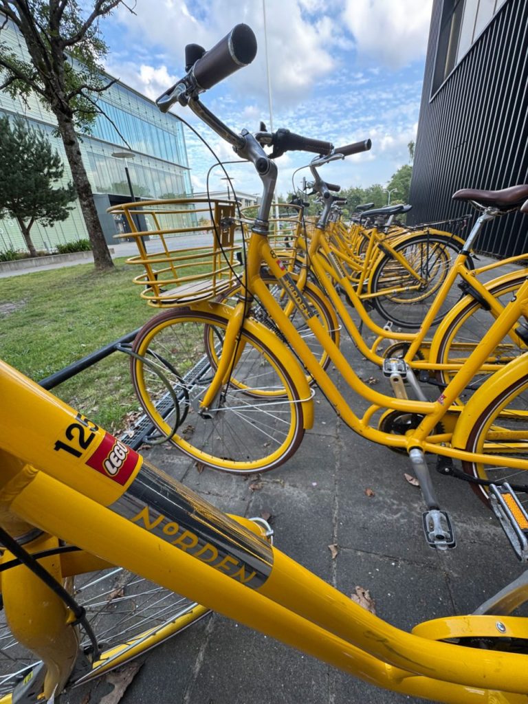 Billund und das gelbe LEGO Fahrrad