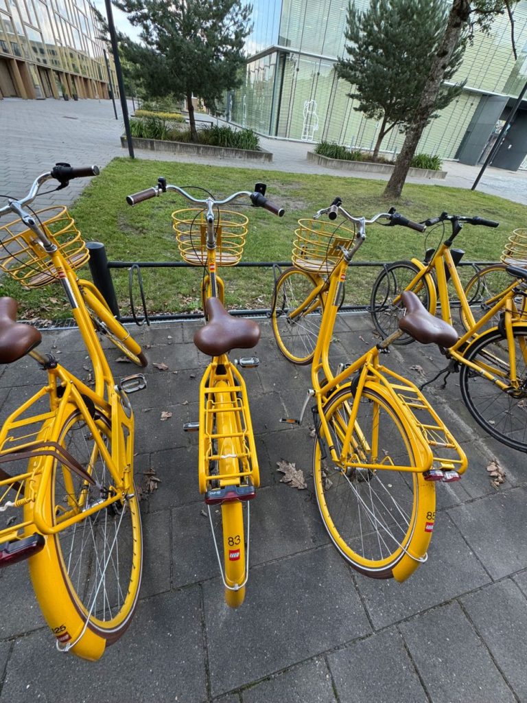 Billund und das gelbe LEGO Fahrrad