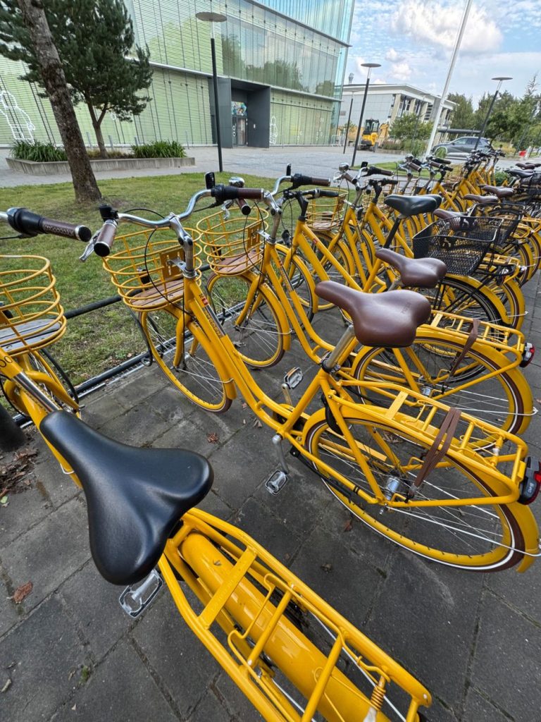 Billund und das gelbe LEGO Fahrrad