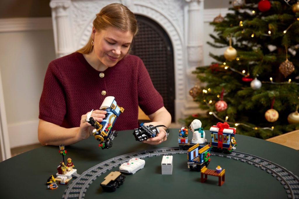 LEGO Icons 10361 Weihnachtsexpress mit 3D-Modell & Family Christmas Tree offiziell vorgestellt!