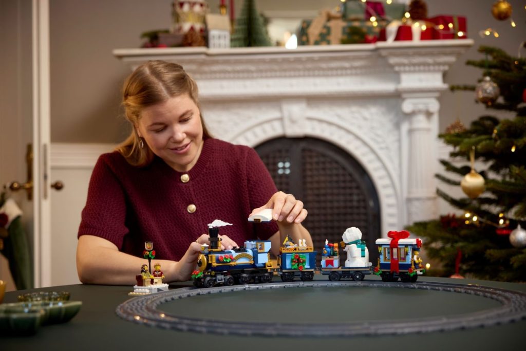 LEGO Icons 10361 Weihnachtsexpress mit 3D-Modell & Family Christmas Tree offiziell vorgestellt!